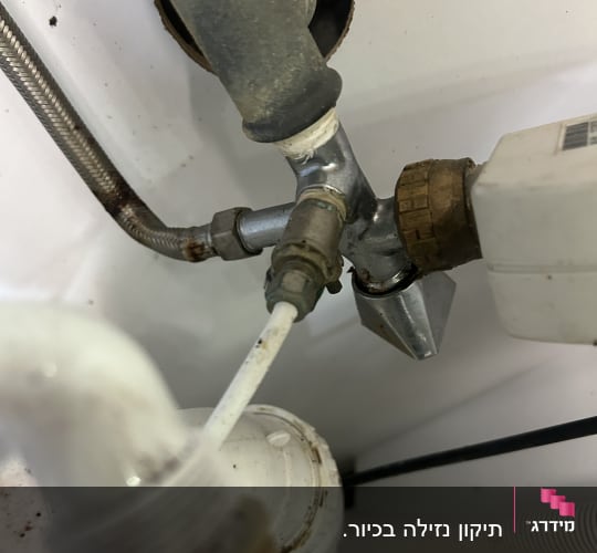 צנרת מתחת לכיור עם חיבורים ותיקונים
